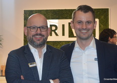 Fred Ruijgt en Teus Jan de Jong gingen op de foto namens Priva. Priva maakt met de nieuwe softwareversie 914 voor de Priva Connext modulerend aansturen van LED-belichting mogelijk.